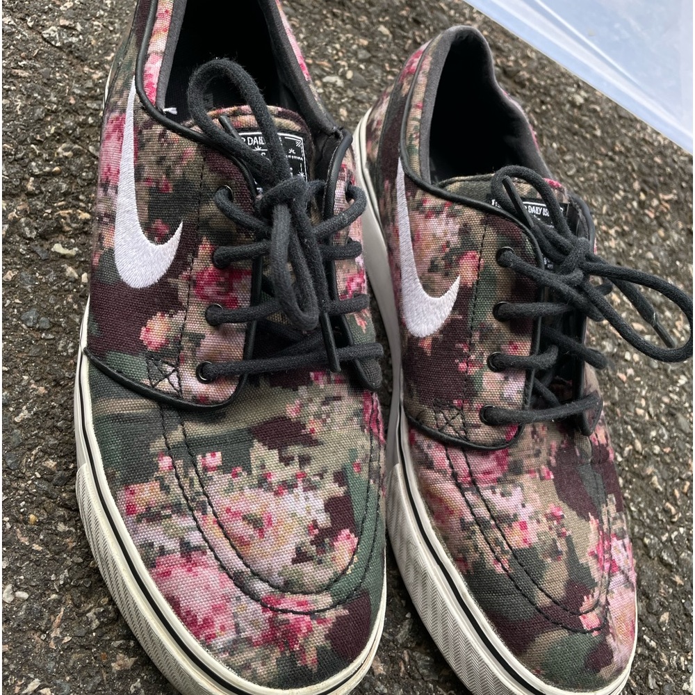 Nike SB digital floral Size 8 men’s.